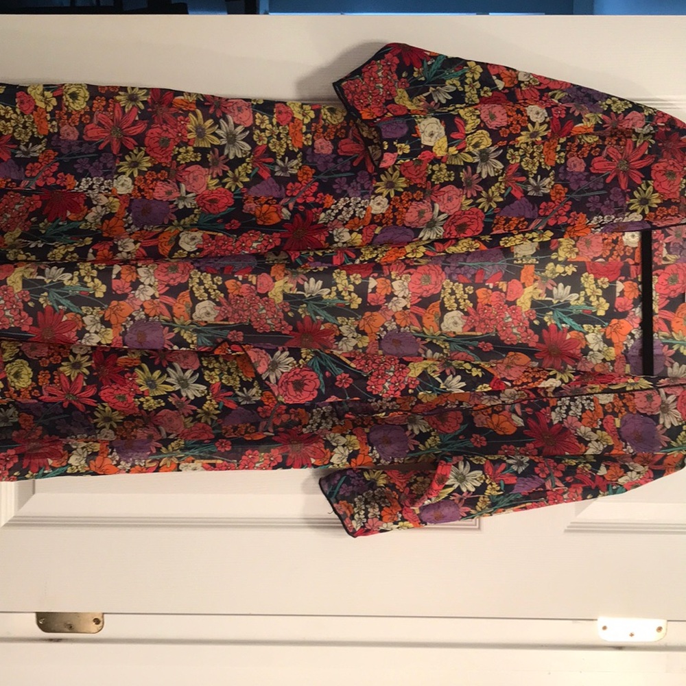 Stunning LuLaRoe Shirley
